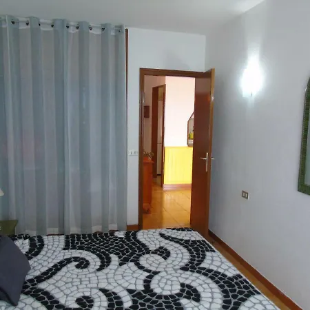 Chica, 1 Bedroom Flat With Sea View Apartmán *